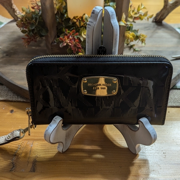 Michael Kors signature wallet. Zip around. MK logo. Excellent condition. - Picture 4 of 7